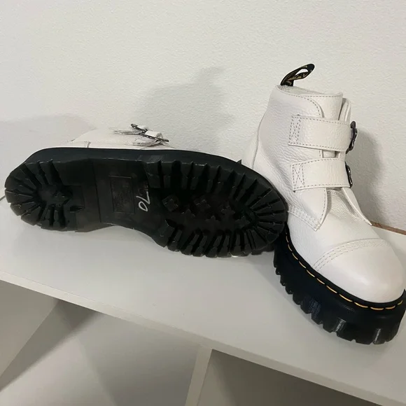 Woman’s boots - Picture 2 of 4